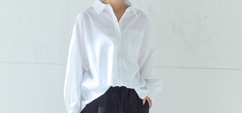 前だけインしなくていい白ブラウス。裾の隠しスナップで印象が決まります