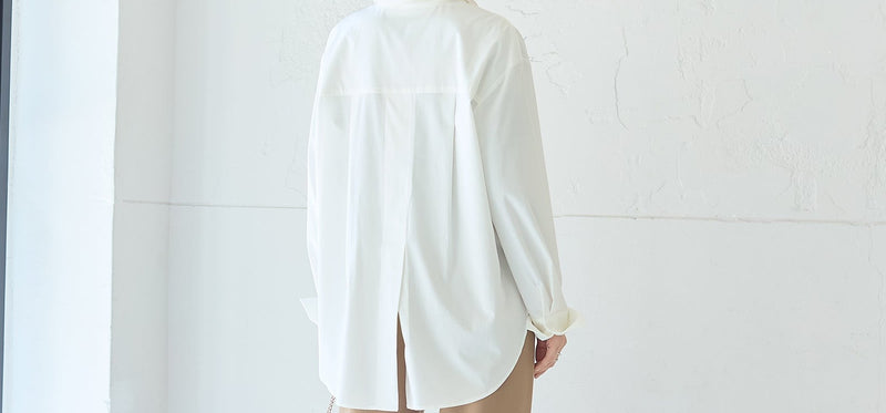 後ろ姿にゆとりのあるシャツは、大人っぽく見える。デザインシャツ