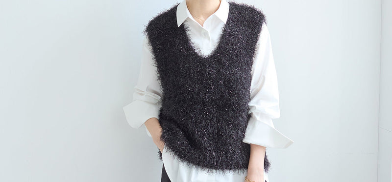 いつもの服に、きらめきを少しだけ。短め丈のラメシャギーベスト