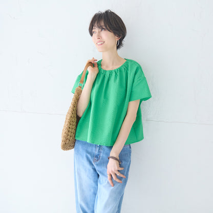 塩縮コットンブラウス 着用イメージ | 上品な首元シャーリングとコンパクト丈