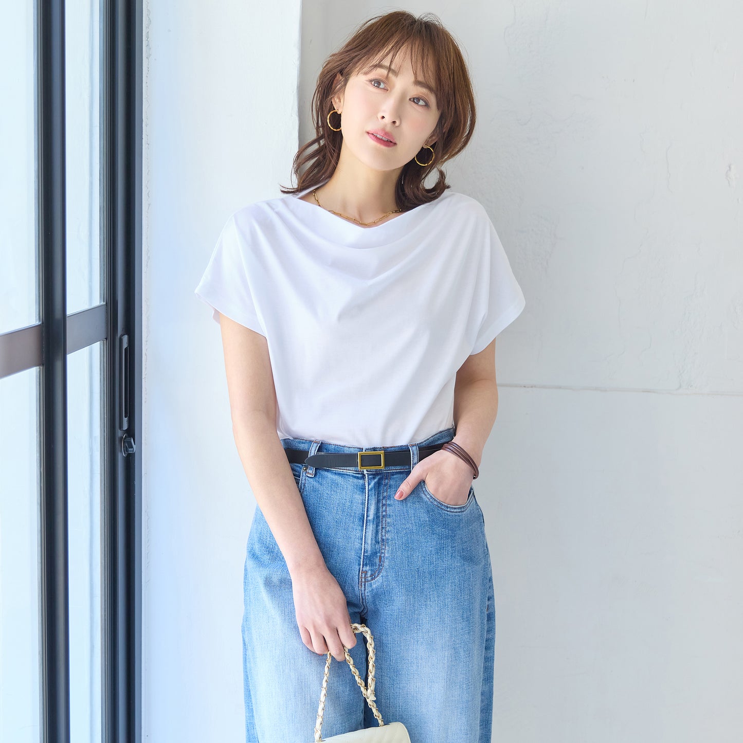 ニュアンスボートネックトップス 後ろ姿 上品なドレープとシルエット