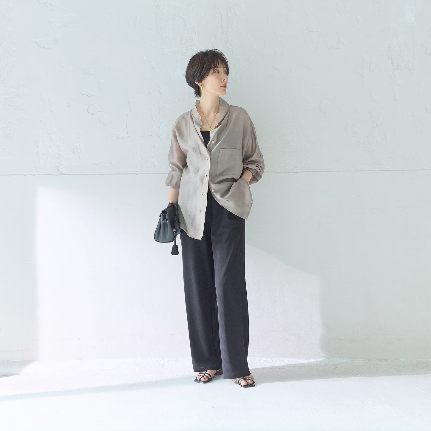 さらリブセミワイドパンツの後ろ姿。総ゴム仕様でラクなはき心地を叶えるボトムス。