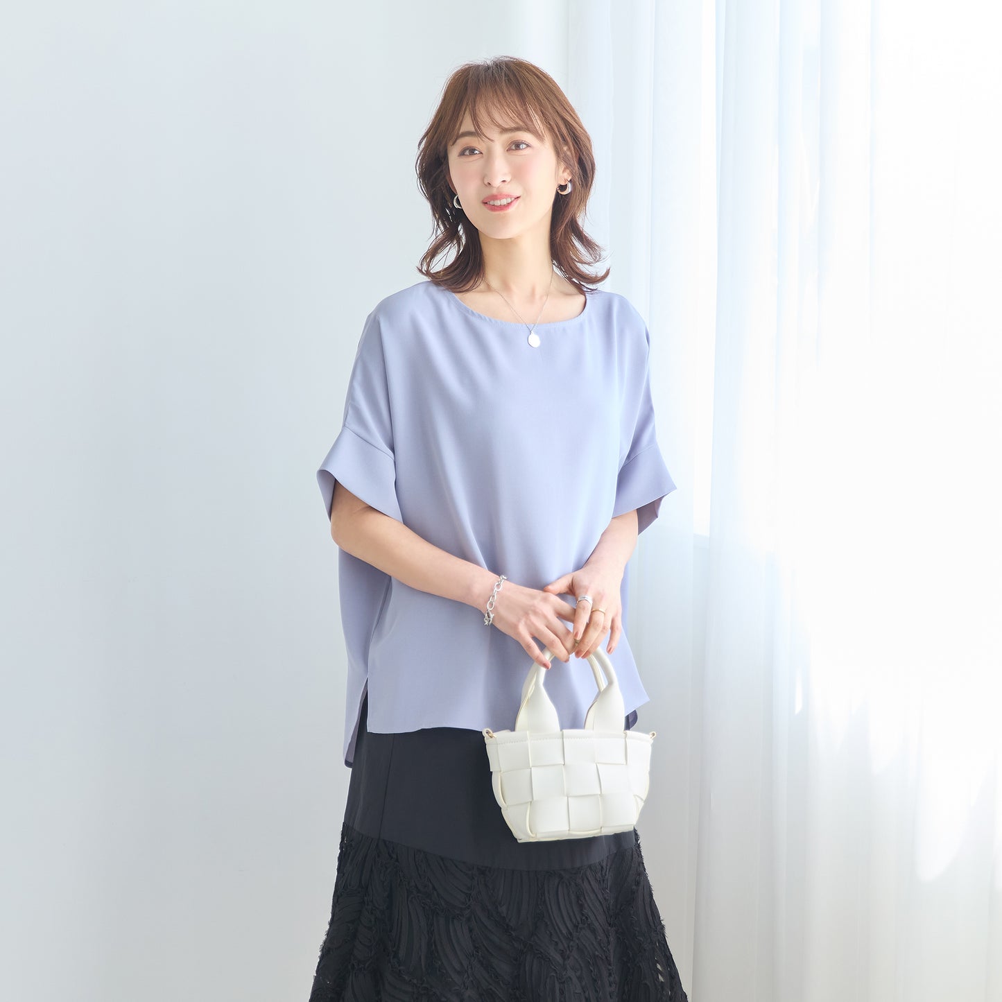 軽サラブラウスのバックスタイル｜後中心釦開きデザイン｜上品な大人のトップス