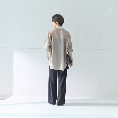 さらリブセミワイドパンツの表面感。上品なリブ素材のアップ画像。