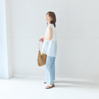 シアー重ね着風ノースリーブのすっきりとした襟元と肩周りのデザイン｜上品な印象