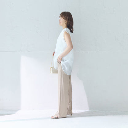 さらリブセミワイドパンツの裾部分。脚のラインを拾わないセミワイドシルエット。