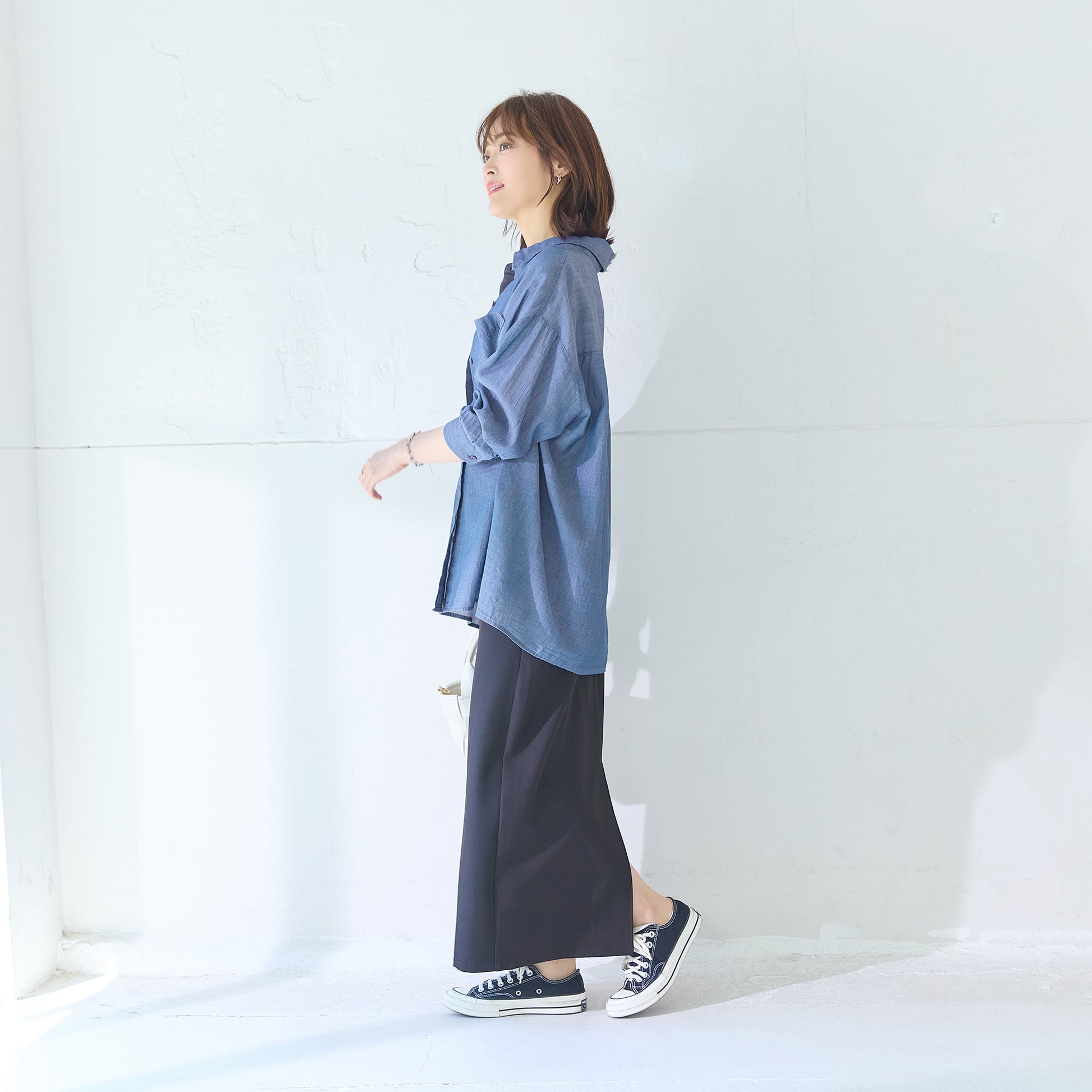 シアーデニムシャツ｜腕まくりもきれいな袖口、長いシーズン活躍する着こなし