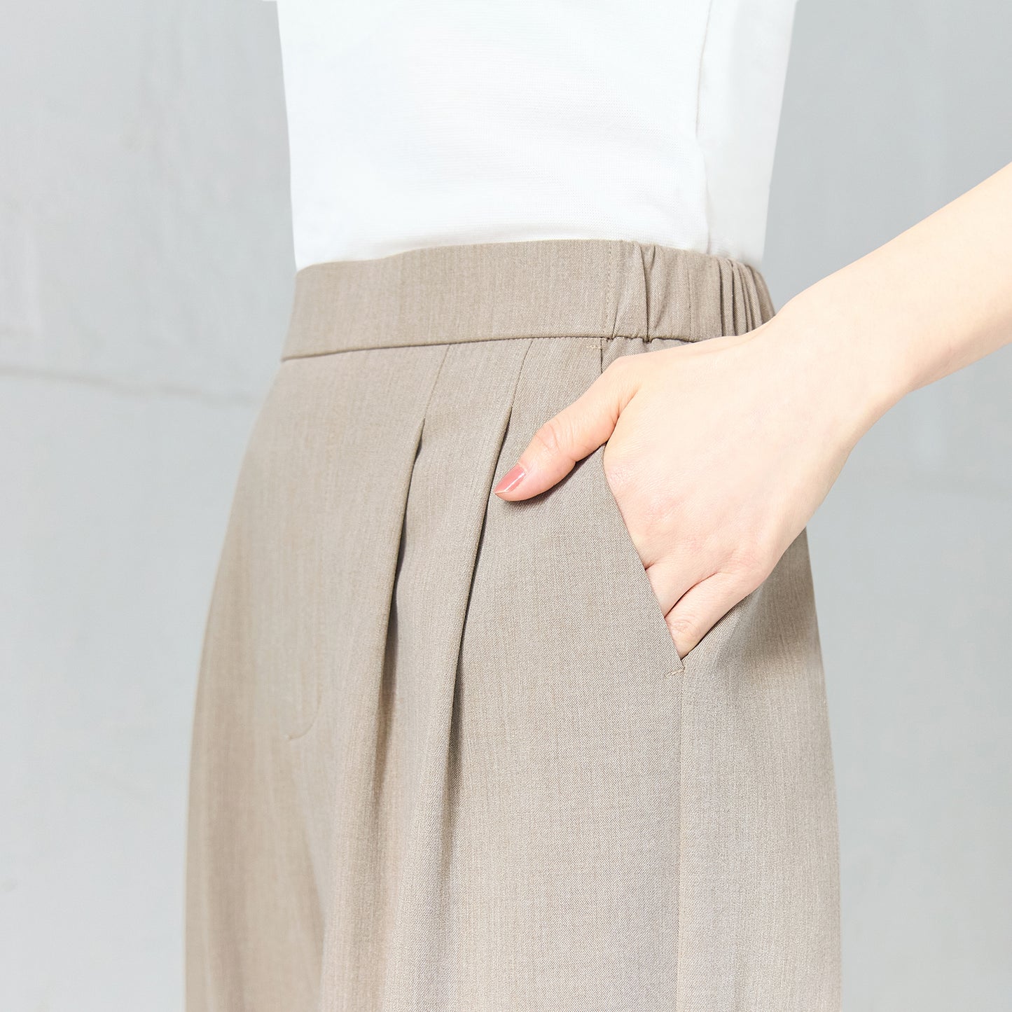 杢調タックワイドパンツ_バックデザイン_すっきりとしたヒップラインの大人きれいめパンツ