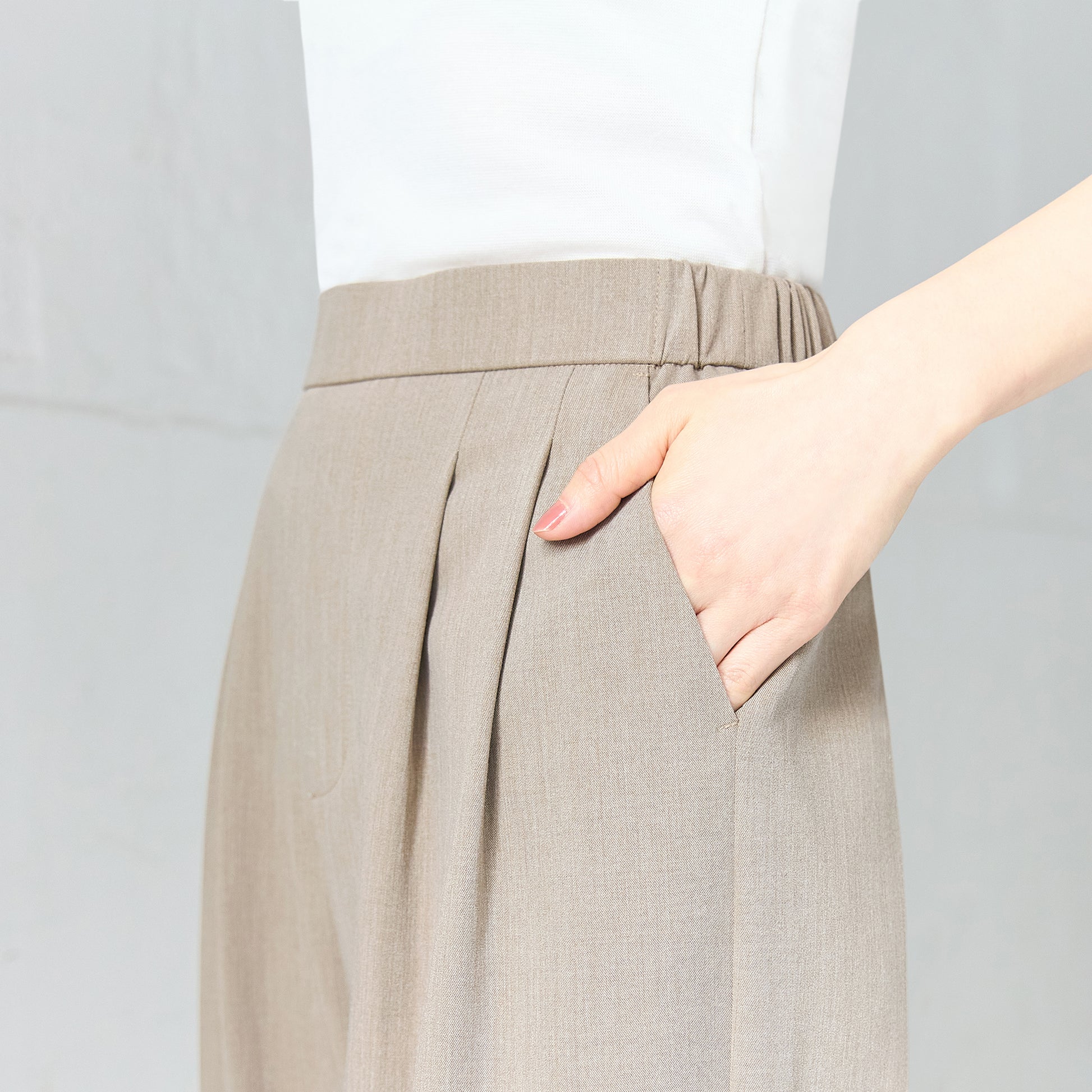 杢調タックワイドパンツ_バックデザイン_すっきりとしたヒップラインの大人きれいめパンツ