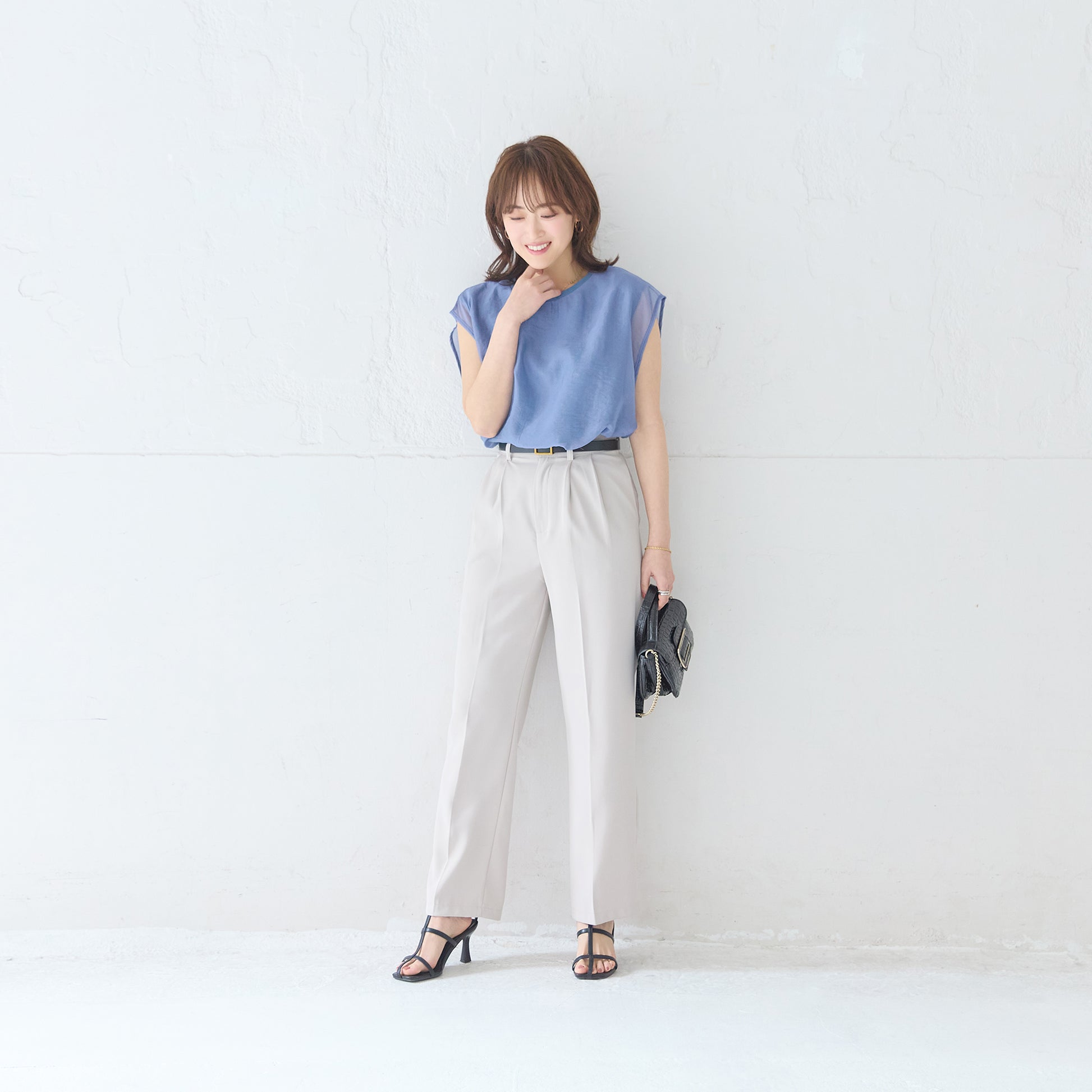 シアー重ね着風ノースリーブをオフィスで着用したイメージ｜プロフェッショナルな大人スタイル