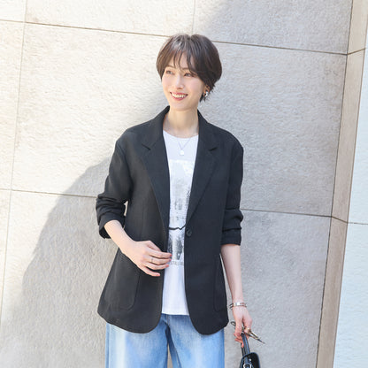 リネンライクテーラードジャケットのウエスト周り。ゆとりあるシルエット