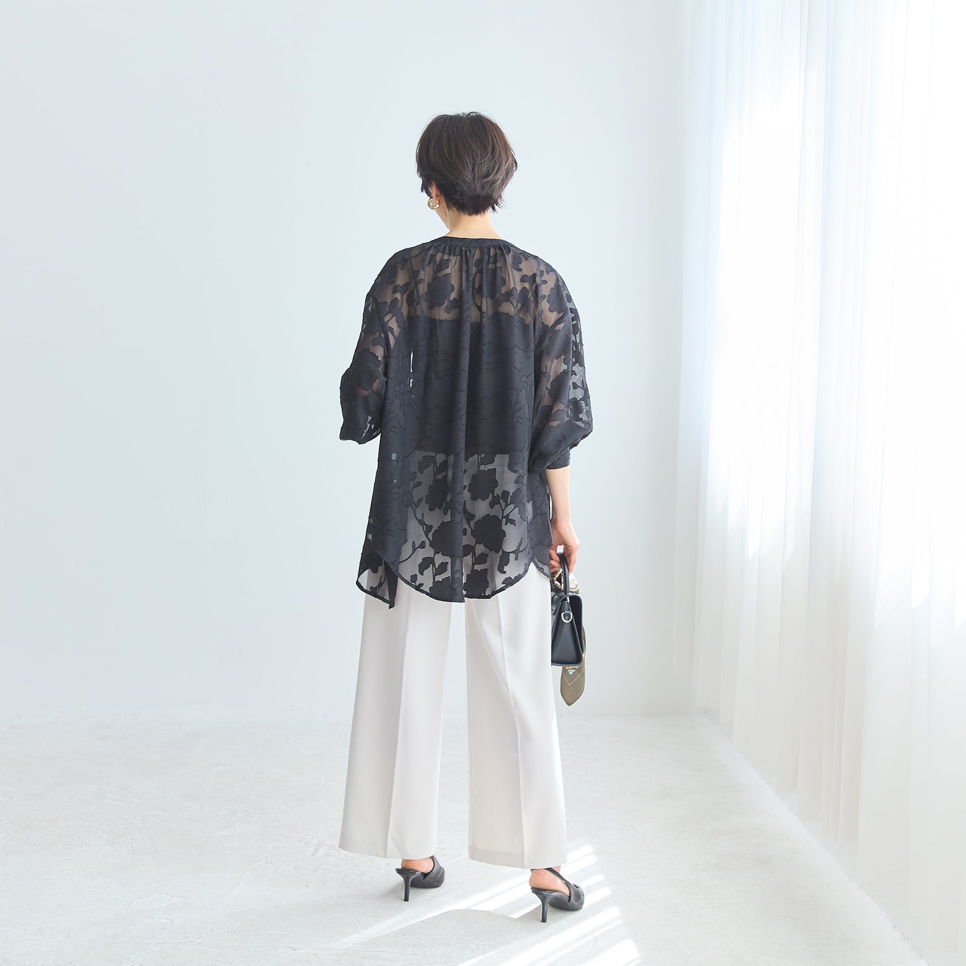 ジャカードシアーブラウス 華やかな花柄ジャカードのテクスチャ