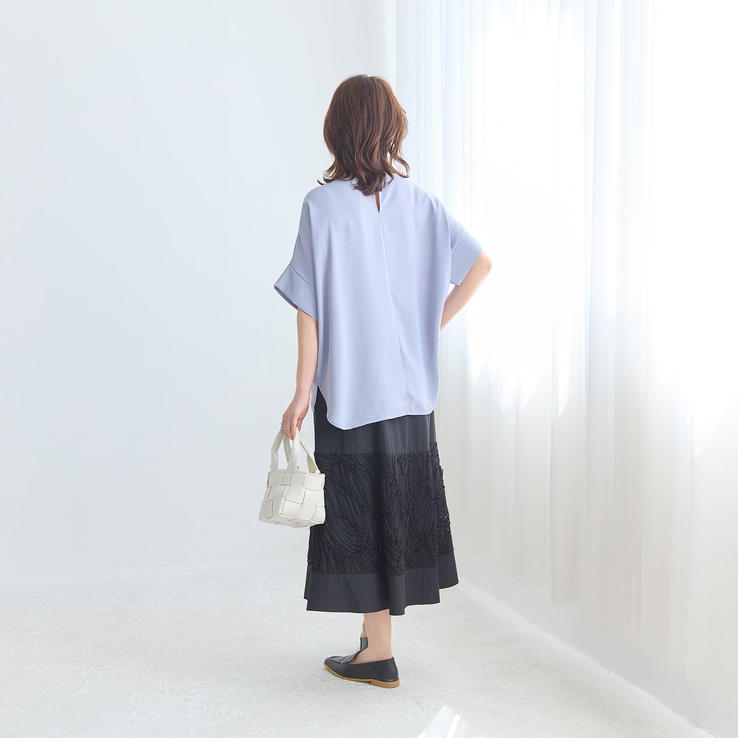 軽サラブラウスの着用モデル背面｜後ろ姿も美しいシルエット｜上品ブラウス