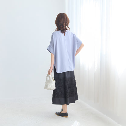 軽サラブラウスの着用モデル背面｜後ろ姿も美しいシルエット｜上品ブラウス