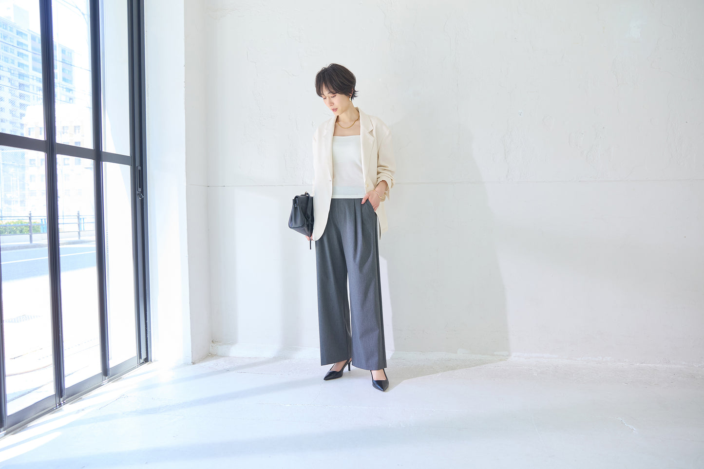 杢調タックワイドパンツ_休日スタイル_動きやすく快適な総ゴム仕様のワイドパンツ