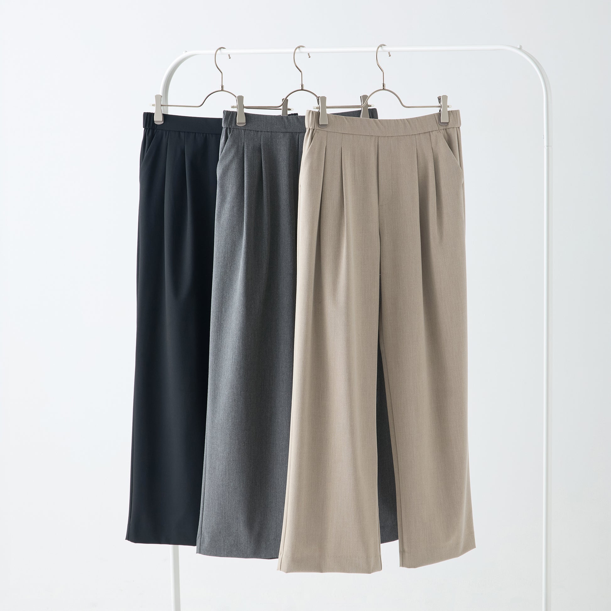 杢調タックワイドパンツ_生地感_ポリエステルレーヨン混でなめらかな肌触りのパンツ