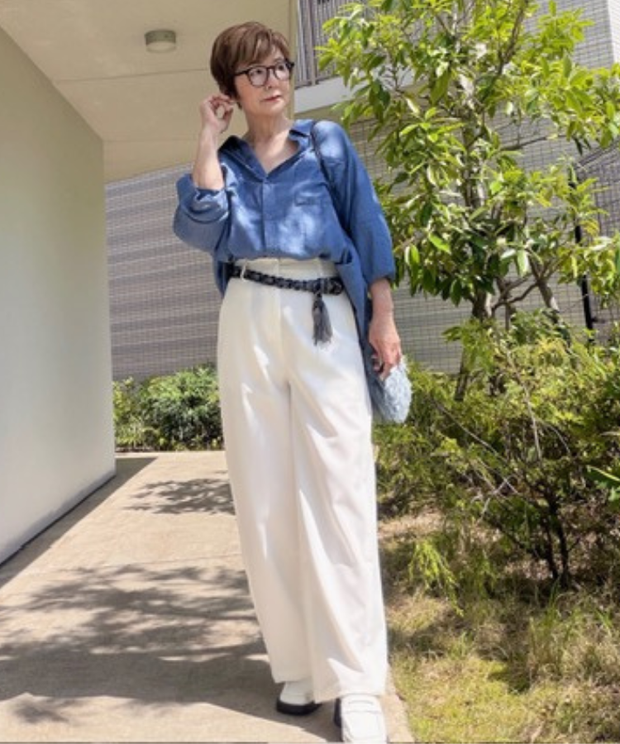 158cm・Lサイズ着用 シアーデニムシャツ サックス×白ワイドパンツのコーディネート