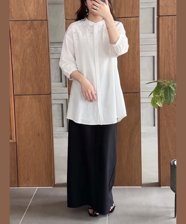 160cm・Mサイズ着用 肩レースコットンシャツ シロ×黒ワイドパンツのコーディネート