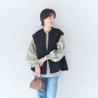 グレージュにベストを重ねた着用