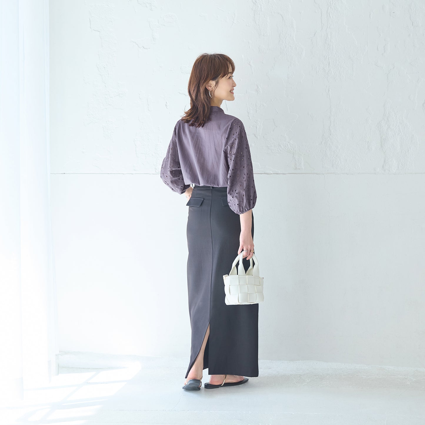 袖レースコットンシャツ オフィススタイル例 テーパードパンツと合わせたきちんと感ある着こなし