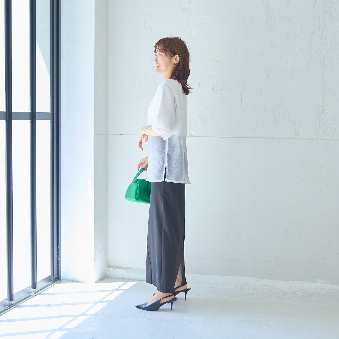 シアー重ね着風Tシャツ｜軽やかな抜け感を演出する両脇裾スリットと素材感