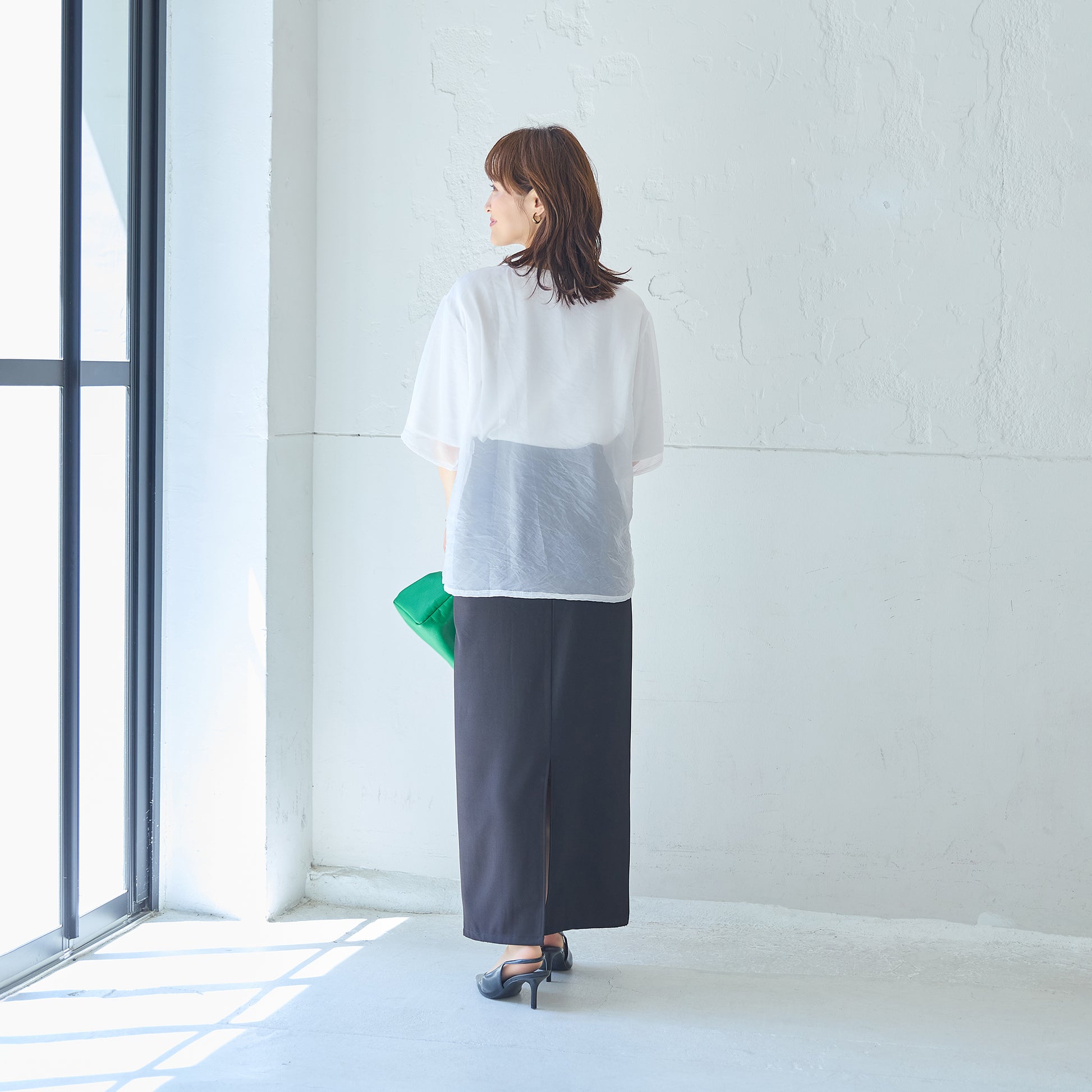 シアー重ね着風Tシャツ｜通勤にも休日にも着回せるホワイトカラーのコーディネート