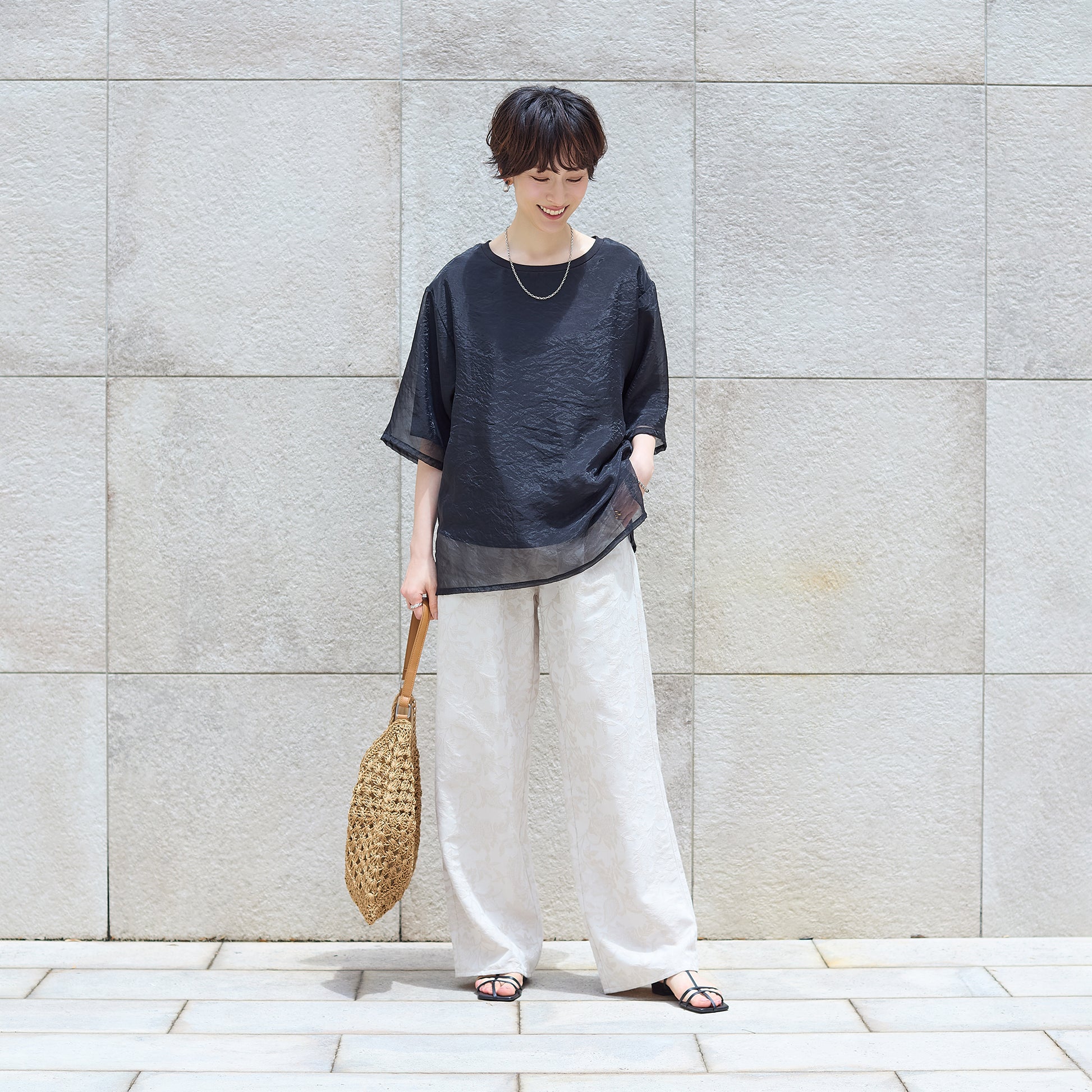 シアー重ね着風Tシャツ｜オフィスシーン対応のスマートなパンツルック