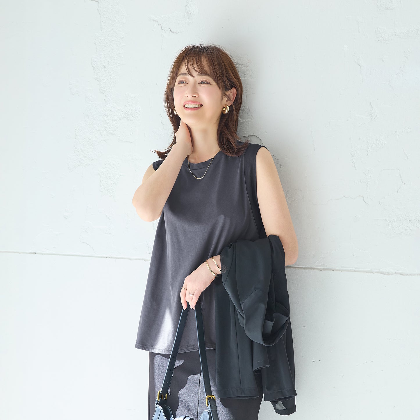 袖デザインノースリーブ グレージュ｜肩メッシュで安心感のあるきれいめノースリーブトップス 全身コーディネート