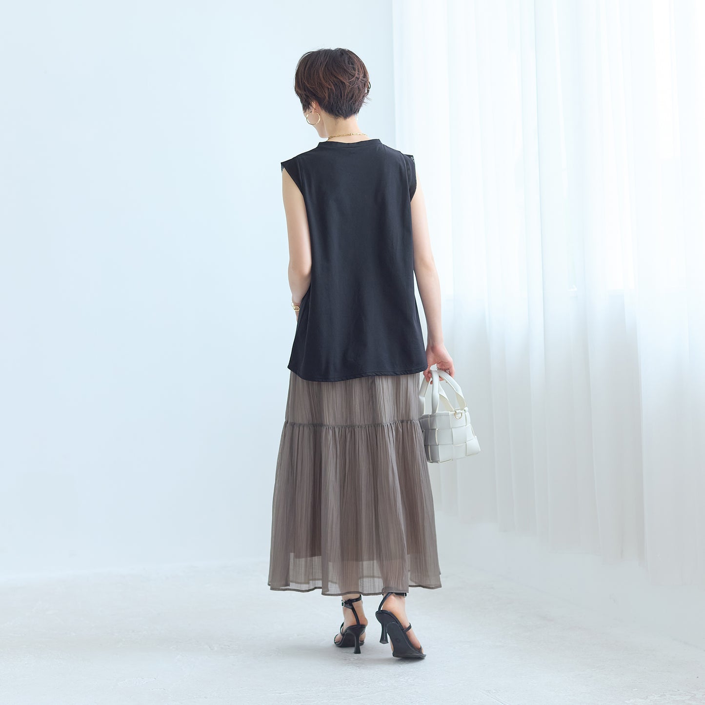 袖デザインノースリーブ｜シンプルなボトムスにも合わせやすい、一枚でサマになるトップス
